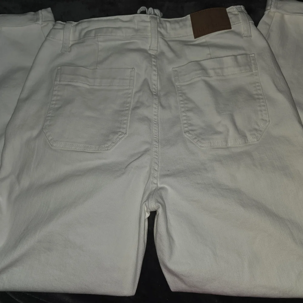 Judy Blue White Women's Jeans With Roll Cuff Legs. - Picture 3 of 3